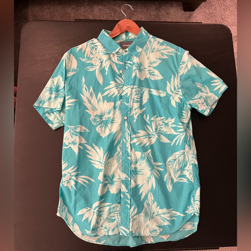 Bonobos Men’s L slim fit button up short sleeve. Good condition. Blue and white.